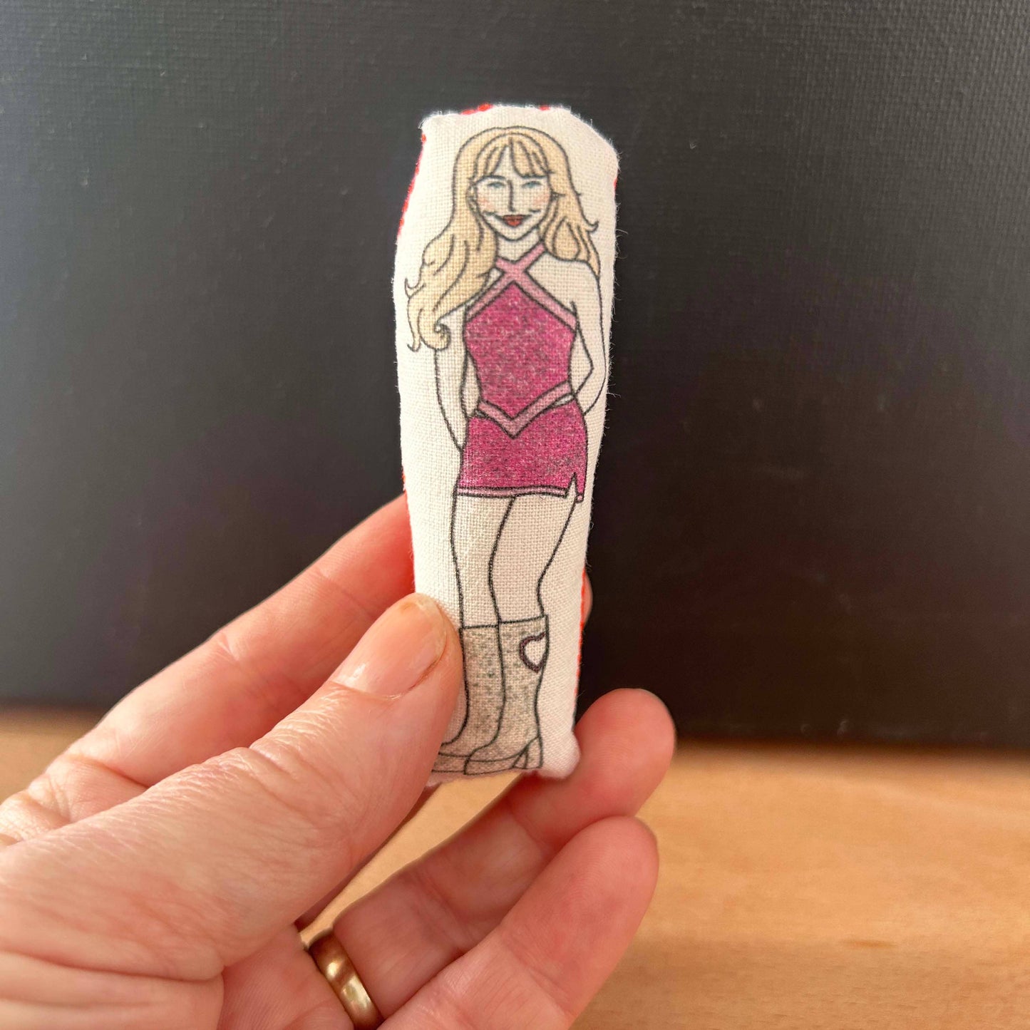 Sabrina Carpenter Tinned Idol
